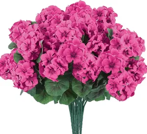 Détail de géranium artificiel rose avec pétales denses et feuilles vertes réalistes