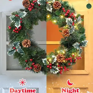 Couronne de Noël avec pommes de pin et baies rouges montrant des effets lumineux jour et nuit