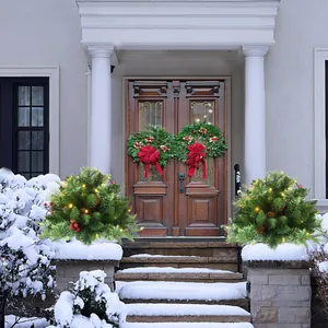 Arbustes de Noël floqués pour extérieur avec lumières LED et baies rouges décoratives