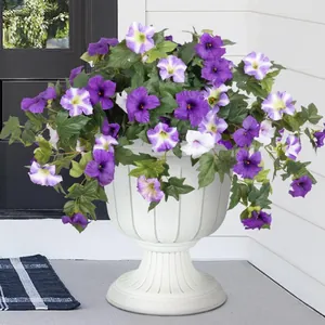 Jardinière urne blanche vintage avec de magnifiques fleurs de gloire du matin violettes