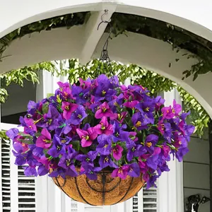 Künstliche Bougainvillea-Blumen in einem Kokospalmen-Hängekorb mit Eisenkette