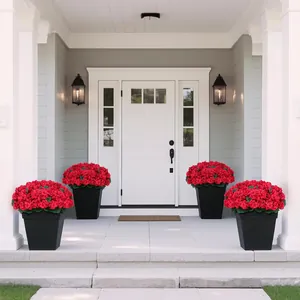 Rote künstliche Pelargonien in schwarzen Töpfen für Veranda und Terrassendekoration