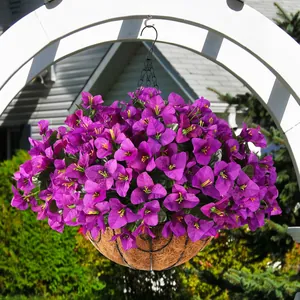 Nahaufnahme künstlicher Bougainvillea in einer Kokosfaser-Ampel mit Metallkette
