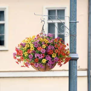 Dettaglio di fiori artificiali in cesto appeso con rivestimento in cocco e catene nere