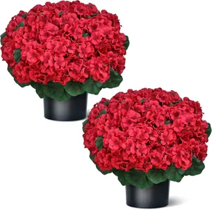 Zwei Töpfe mit naturgetreuen roten Pelargonien-Kunstblumen und grünen Blättern in Schwarz