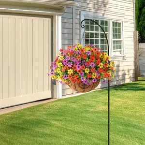 Cesto appeso con fiori finti colorati su un gancio a pastore in metallo nero da esterno