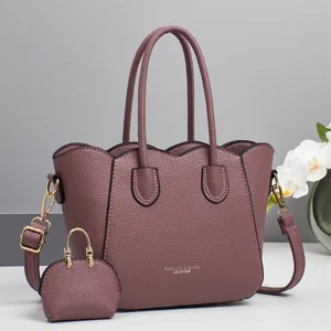 Set borsa tote rosa in pelle martellata con bordi ondulati e mini pochette coordinata