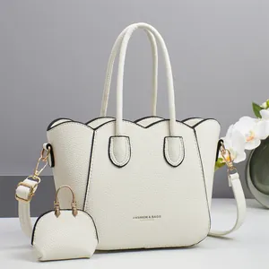 Borsa tote beige in ecopelle con bordi ondulati e borsellino rotondo coordinato