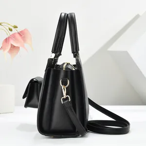 Vista lateral del bolso de cuero negro con diseño de acordeón y herrajes dorados