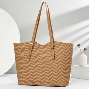 Grote bruine tote bag met visgraatpatroon en lederen riemen in retro stijl