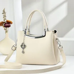 Sac à main élégant en cuir PU beige avec pendentif coeur et bandoulière réglable