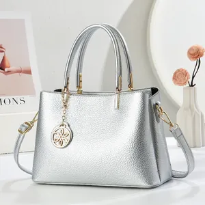 Sac à main argenté en cuir texturé avec pendentif fleur doré et bandoulière amovible