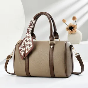 Bolso Boston de cuero caqui con pañuelo de pata de gallo y herrajes dorados brillantes