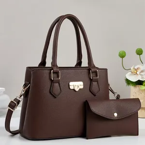 Elegante conjunto de bolso de mano en cuero marrón oscuro con hebilla dorada y estuche a juego