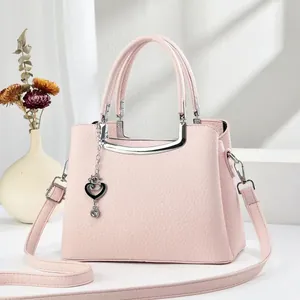 Sac à main rose pour femme en cuir grainé avec décor en U et pendentif en cœur