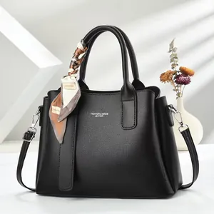 Sac à main élégant en cuir noir pour femme avec foulard décoratif et bandoulière réglable