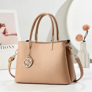 Sac à main chic en cuir grainé kaki avec pendentif fleur doré et bandoulière amovible