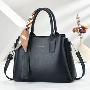Sac à main chic en cuir noir avec poignée en foulard de soie et bandoulière réglable