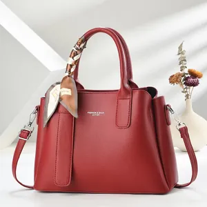 Grand sac à main en cuir rouge foncé avec foulard floral et accessoires argentés