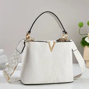 Borsa Tote da Donna in Pelle PU di Moda Con Logo in Metallo a V Texture Pieghettata Tracolla Larga Borsa a Tracolla