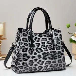 Bolso tote de moda para mujer con acabado brillante y patrón de leopardo chic
