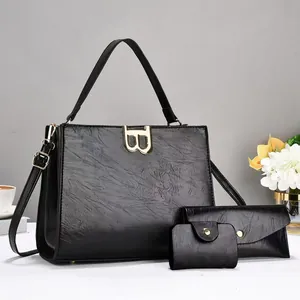 Ensemble de sacs à main trois pièces noirs en similicuir avec boucle dorée élégante