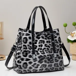 Schicke Handtasche mit Leopardenmuster aus Lackleder mit verstellbarem Umhängegurt und Silber