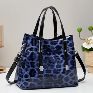 Blaue Tragetasche mit Leopardenmuster aus glänzendem Lackleder mit silbernen Metallteilen