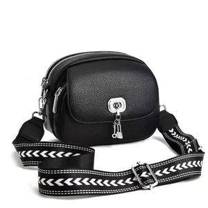 Sac bandoulière tendance en cuir PU noir avec double fermeture et sangle à motif