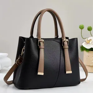 Retro Handtasche aus schwarzem Leder mit braunen Griffen und goldenen Metalldetails