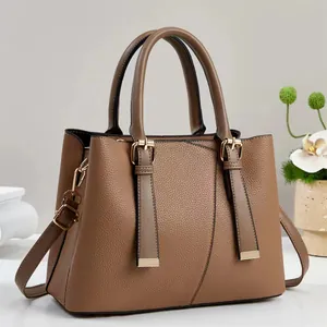Braune Lederhandtasche mit Litschi-Muster, Tragegriffen und verstellbarem Schultergurt