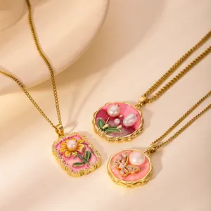 Colliers avec pendentifs fleur et papillon en émail rose et perles dorés