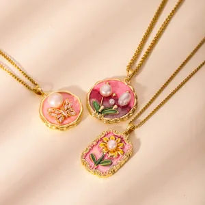 Parure collier en acier doré avec pendentifs en émail rose et perles nacrées