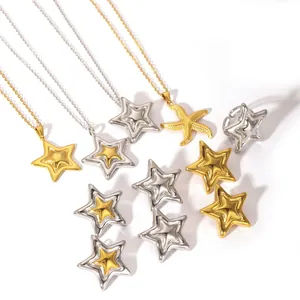 Collares con colgantes de estrella en acero inoxidable bicolor oro y plata en fondo blanco