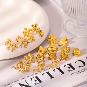 Schickes 18k vergoldetes Ohrstecker-Set mit marinen Korallen- und Muscheldesigns