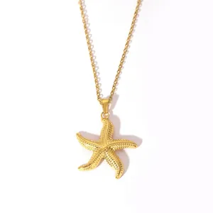 Vista detallada de un colgante de estrella de mar dorada con textura y cadena fina