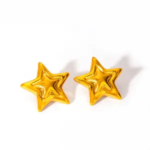 Primer plano de pendientes de estrella dorada de cinco puntas con diseño 3D multicapa