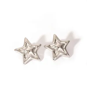 Pendientes de estrella de plata pulida con diseño minimalista en 3D y acabado de espejo