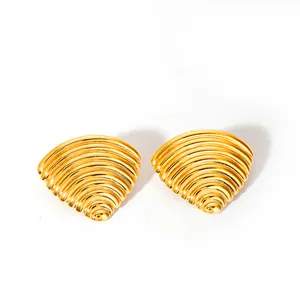 Pendientes de concha en oro pulido con rayas radiales 3D y acabado metálico brillante