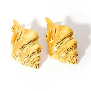 Vista detallada de los pendientes de caracola dorados pulidos con textura espiral