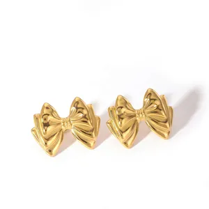 Detailansicht der 18k vergoldeten Edelstahl-Ohrstecker in Schleifenform mit Glanzfinish