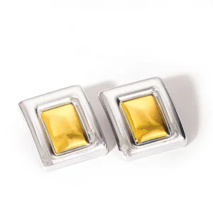 Detalle de pendientes rectangulares bicolor minimalistas con acabado en oro y plata