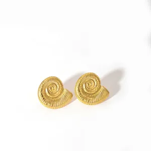 Makro-Detail vergoldeter Ohrstecker in Nautilus-Muschelform mit Spiral-Struktur-Finish