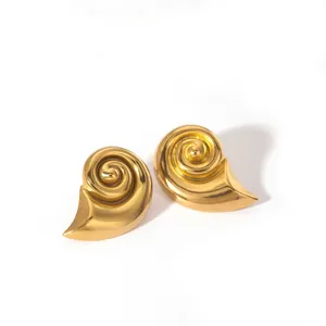 Makroaufnahme von 18k vergoldeten Edelstahl-Ohrringen im spiralförmigen Muschel-Design