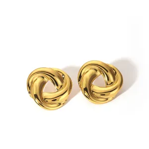 Detailansicht der 18k vergoldeten Edelstahl Ohrstecker im Love Knot Design mit Glanz
