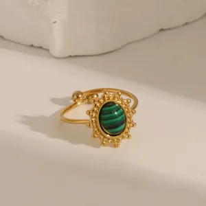 Bague vintage française en acier inoxydable avec malachite ovale et cadre doré rayonné