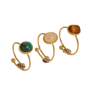 Anelli regolabili in acciaio dorato con pietre naturali malachite e occhio di tigre