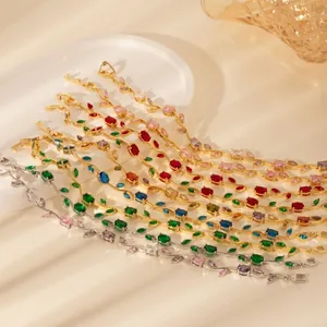 Detail von Armbändern in Blattform mit bunten Zirkonia-Steinen in Goldbeschichtung