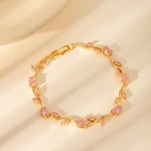 Detail eines Goldarmbands mit rosa Kristallen in Blattform und Zirkonia-Verzierung