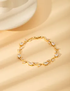 Nahaufnahme von vergoldetem Blattarmband mit Markis-Schliff Zirkonia-Steinen